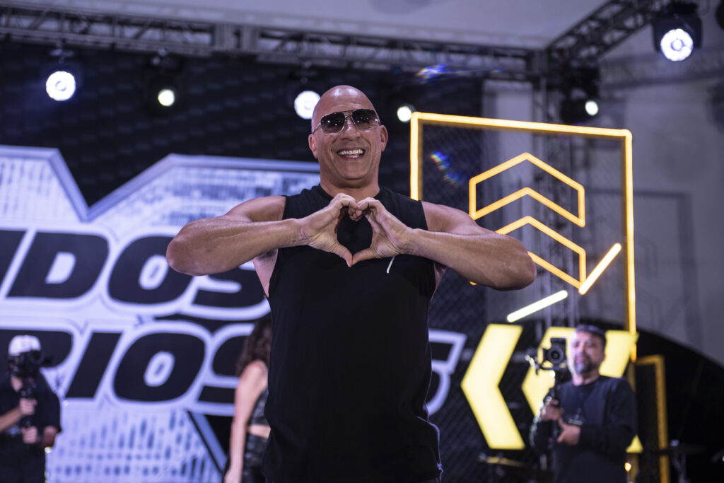 Vin Diesel con la señal de corazón