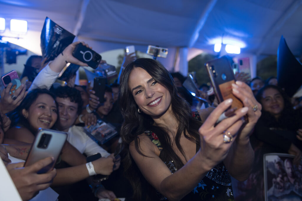 Jordana Brewster con fans