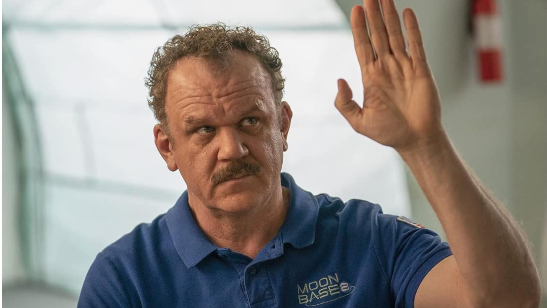 John C Reilly levantando la mano