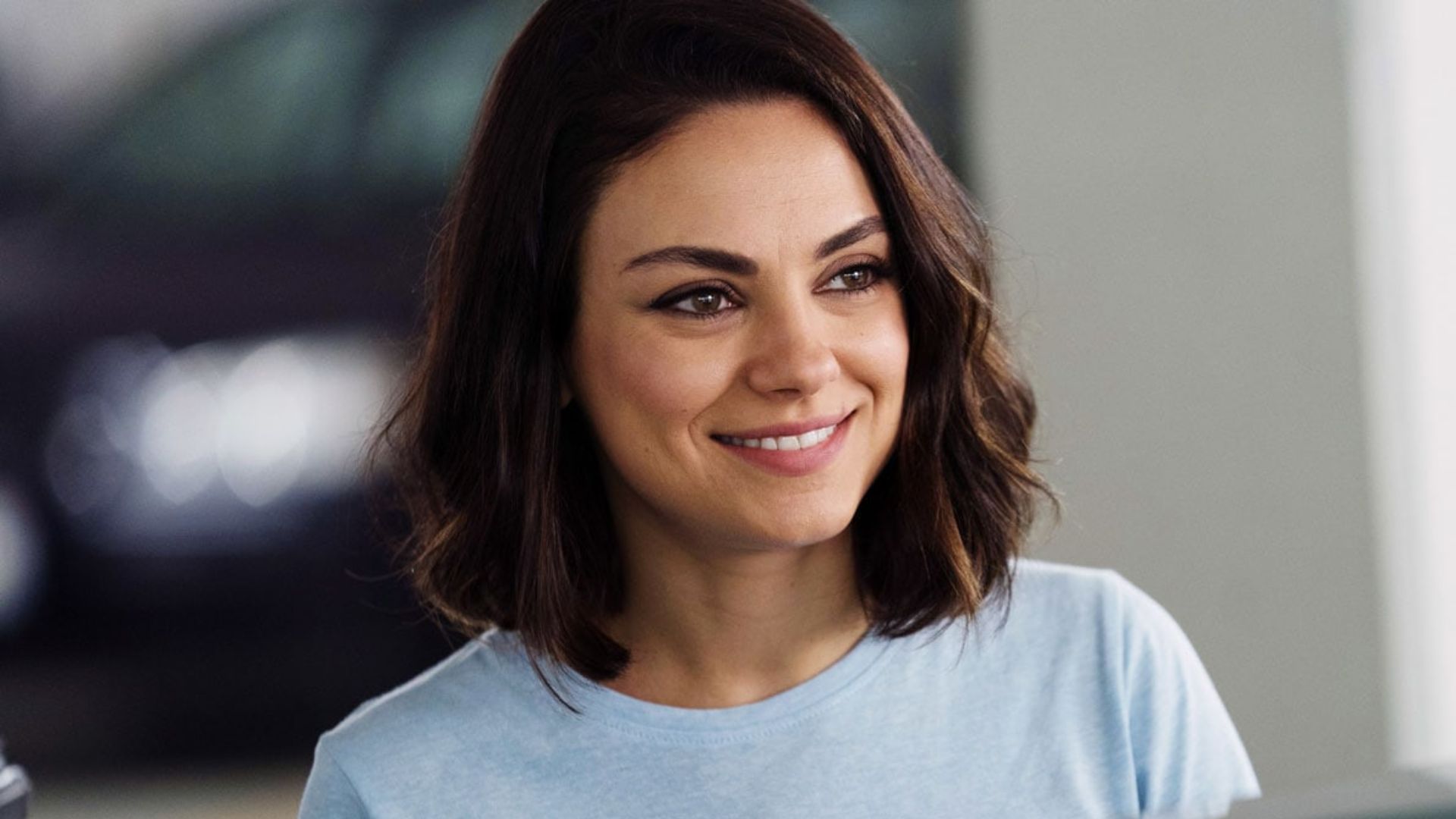 Mila Kunis sonriendo