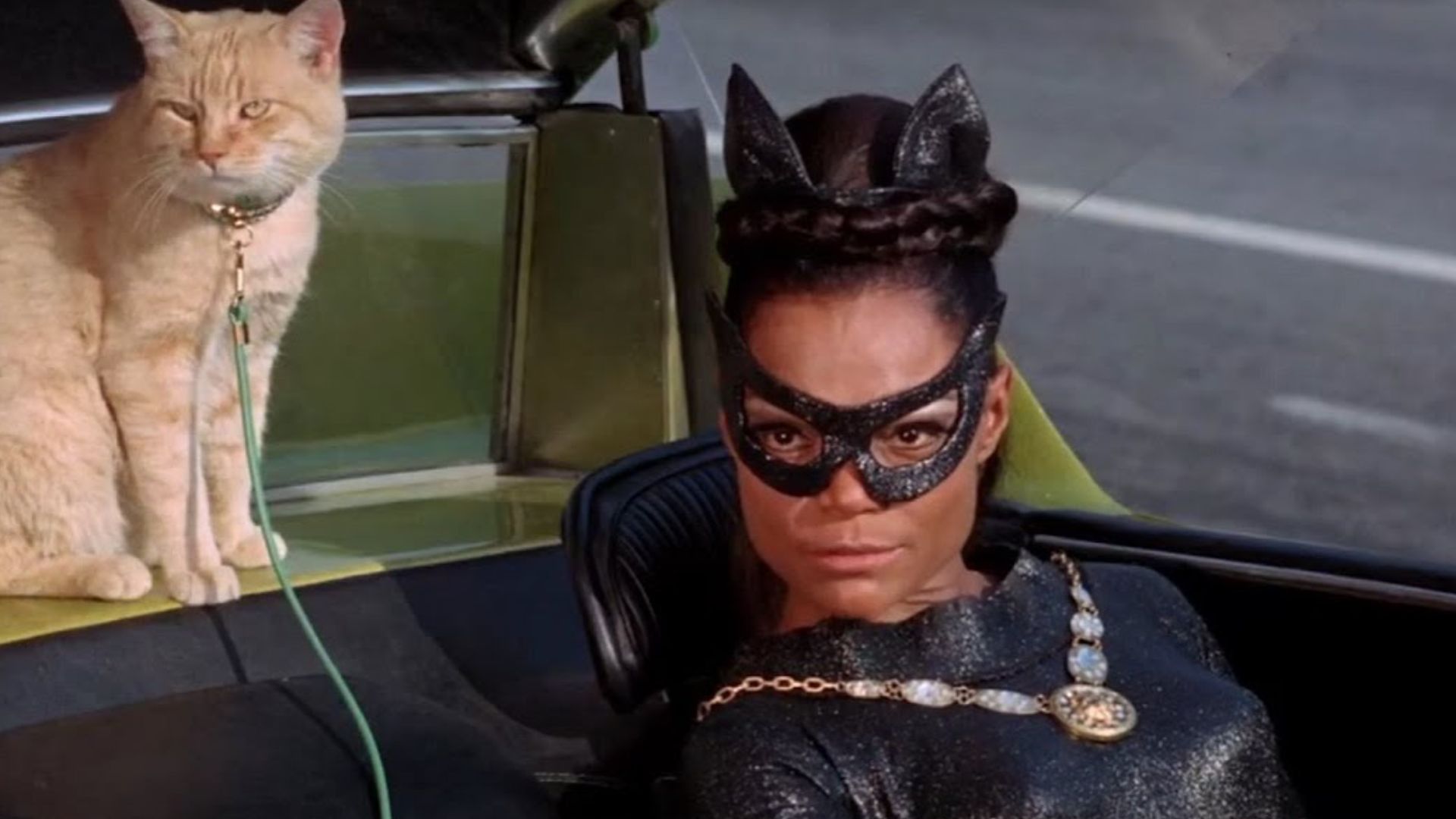 Eartha Kitt como Gatúbela