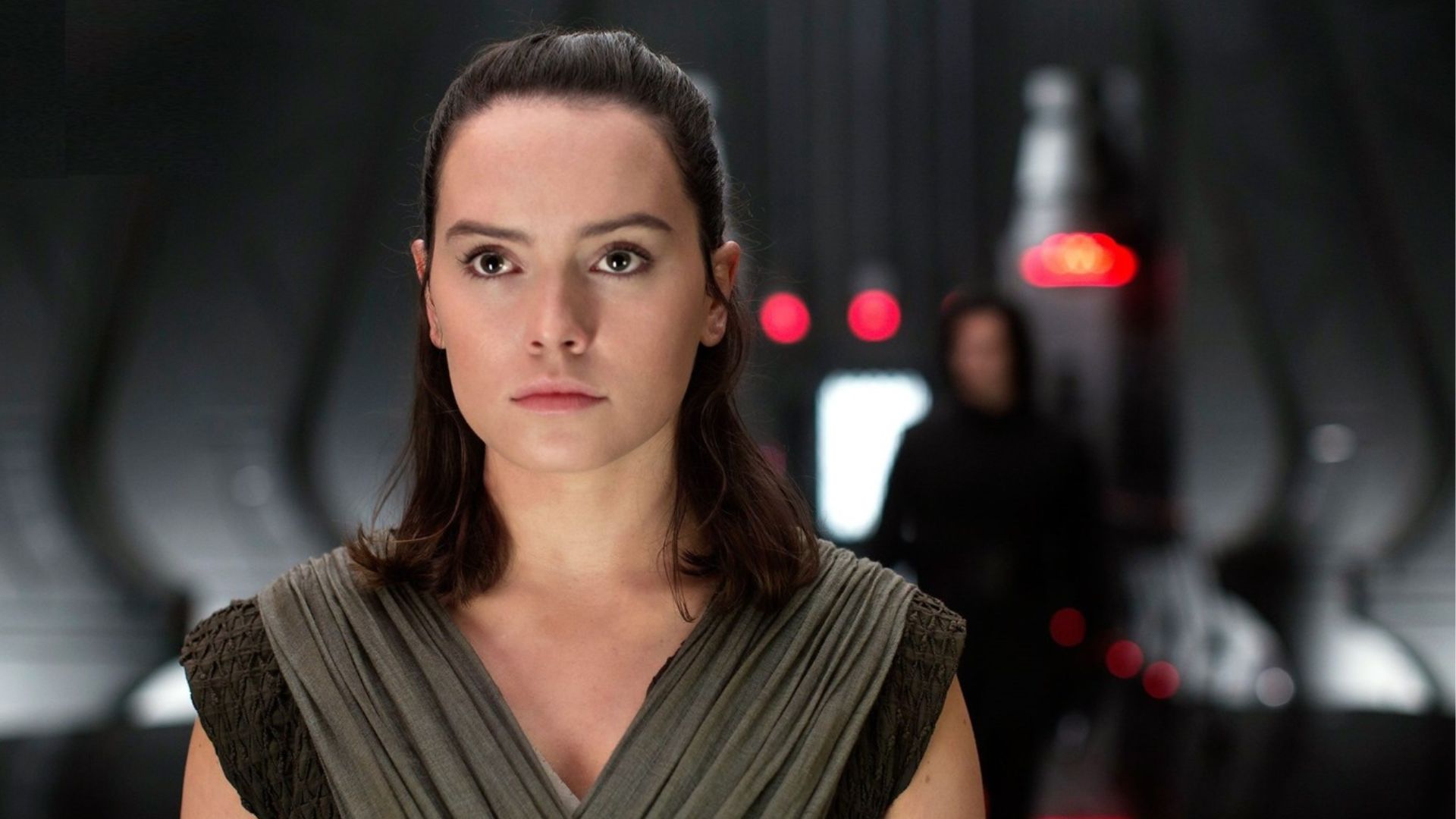 Daisy Ridley en modo serio