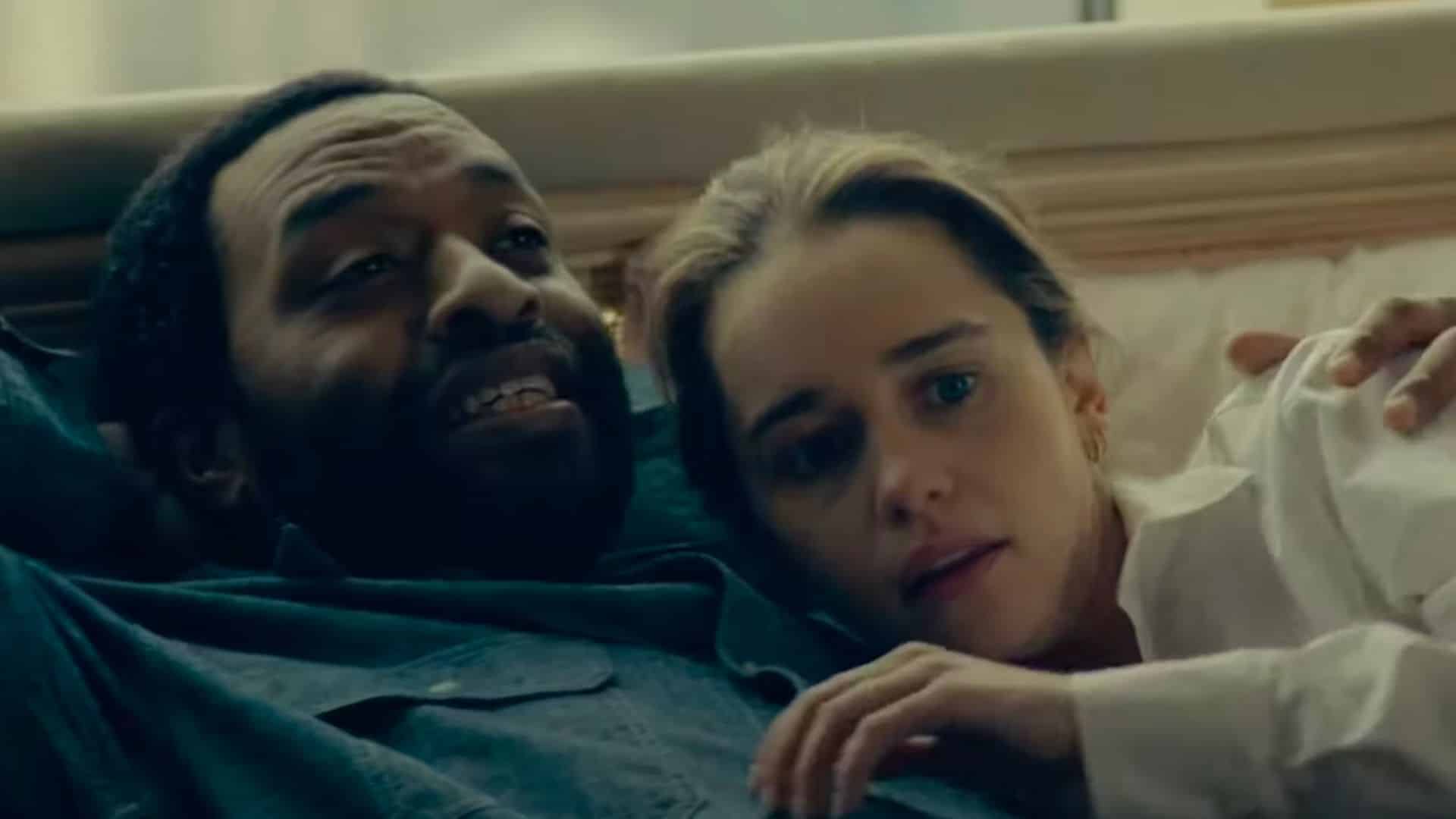 Emilia Clarke y Chiwetel Ejiofor