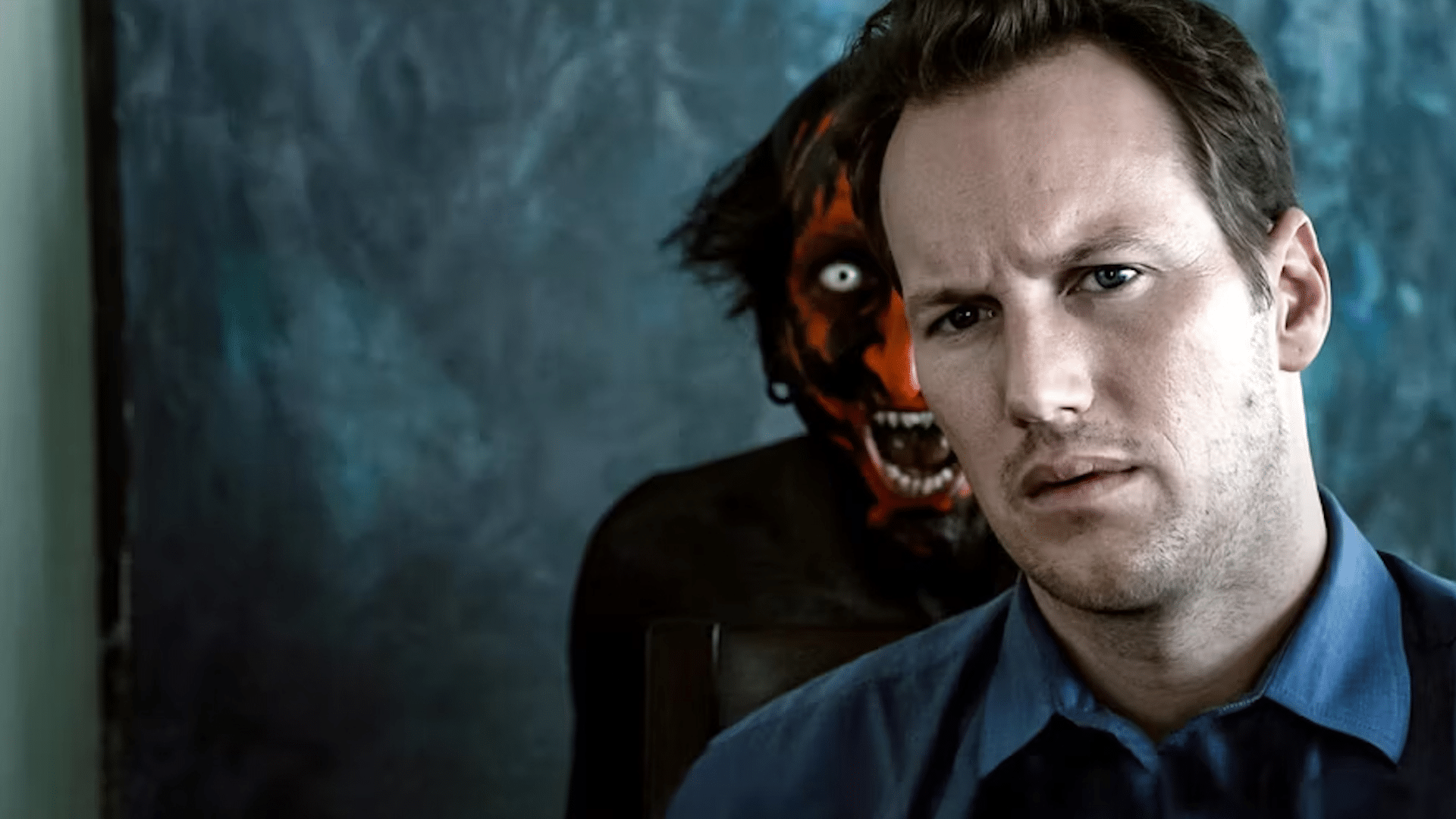 demonio-rojo-detras-de-patrick-wilson