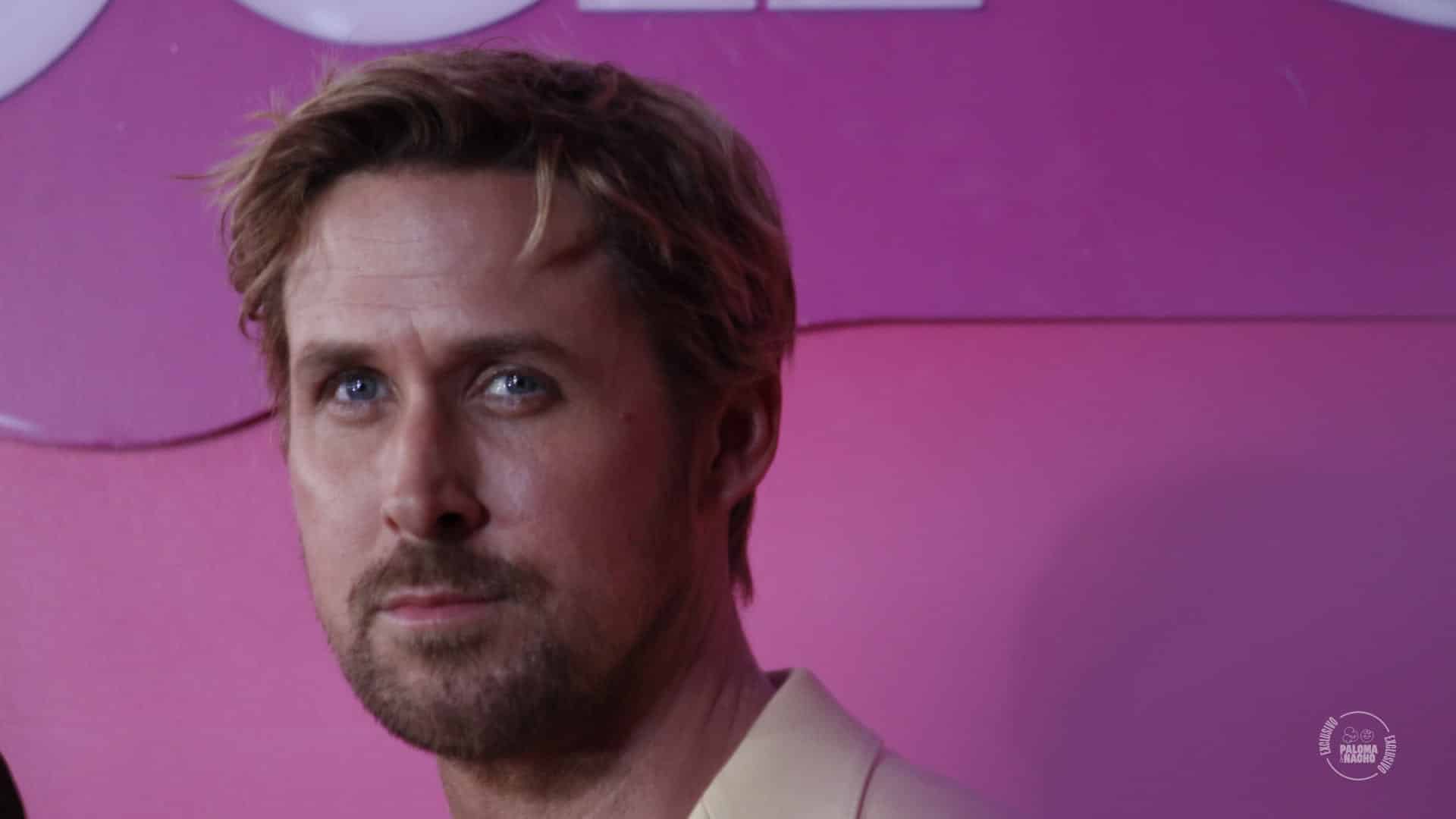 Ryan Gosling de traje en la alfombra rosa de Barbie CDMX