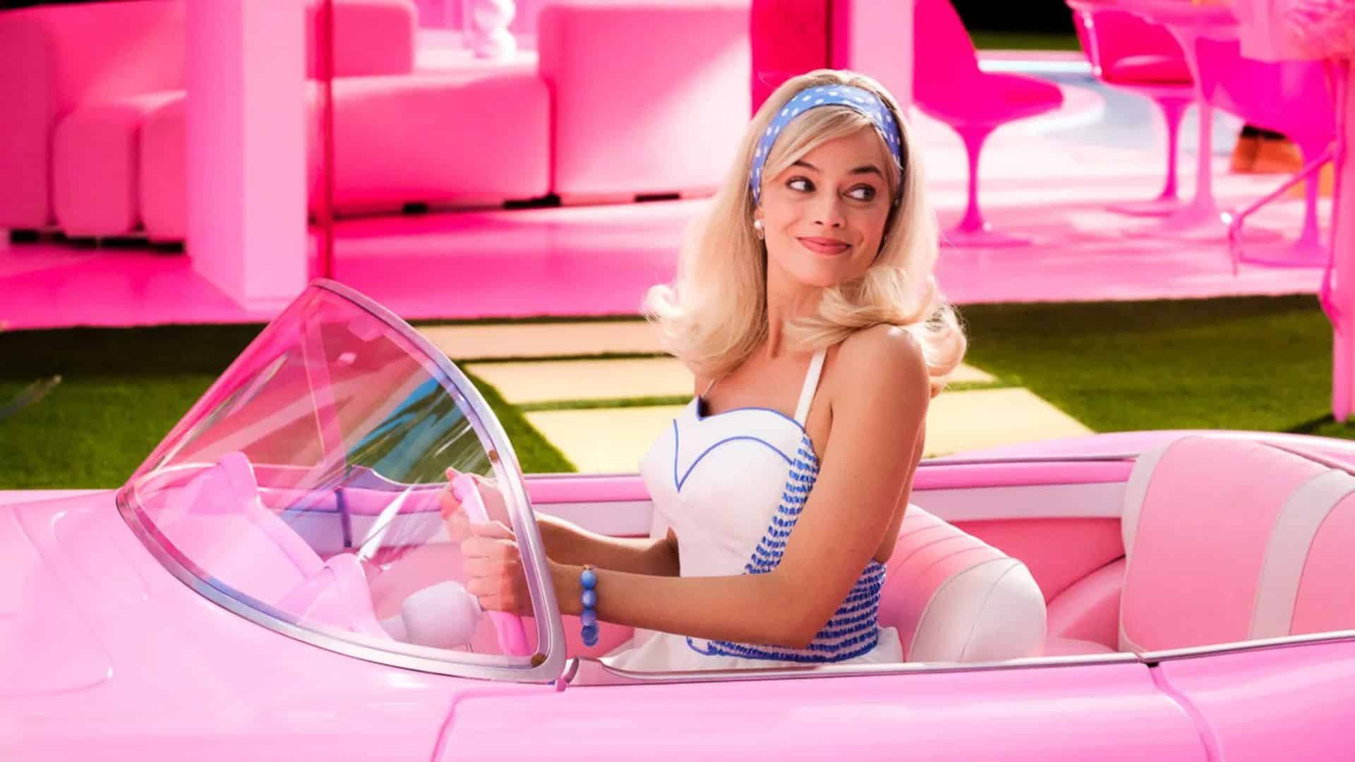 margot-robbie-en-coche-rosa