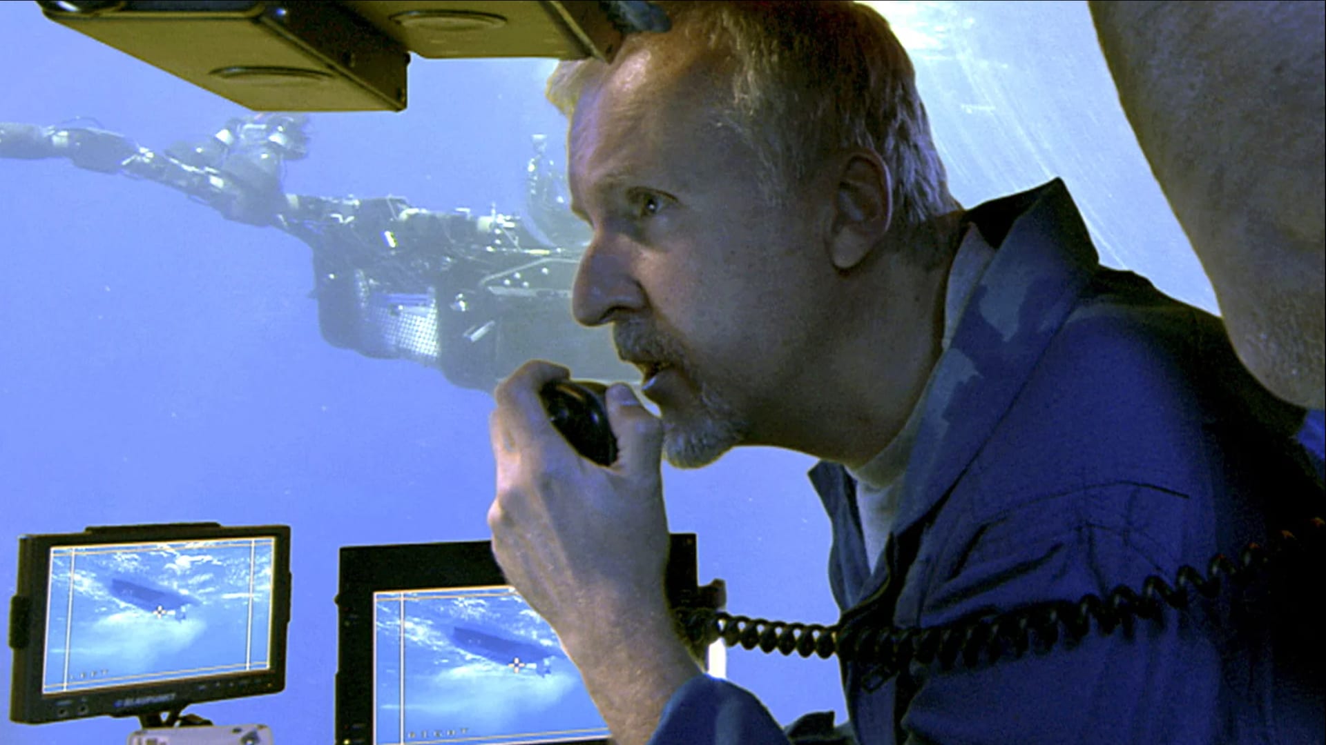 james cameron  con micrófono sumergido