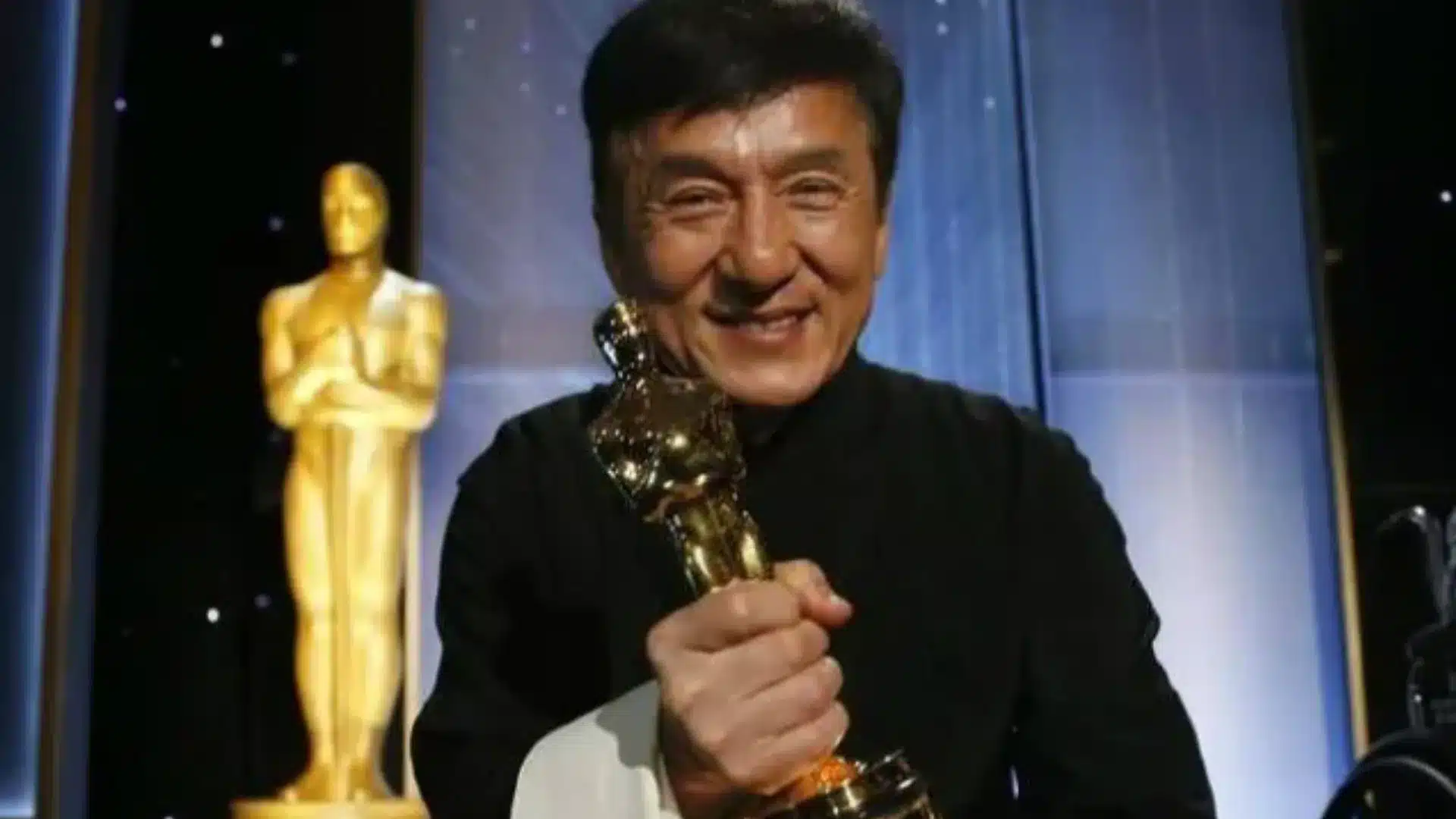 jackie-chan-sosteniendo-un-oscar