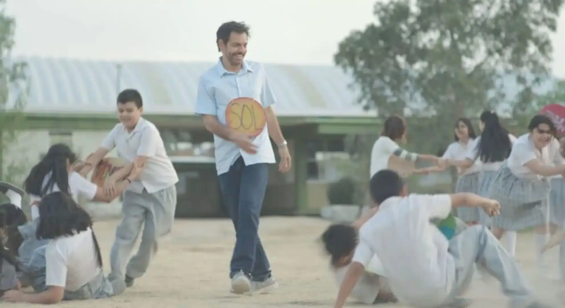 Escena de radical, pelicula protagonizada por eugenio derbez