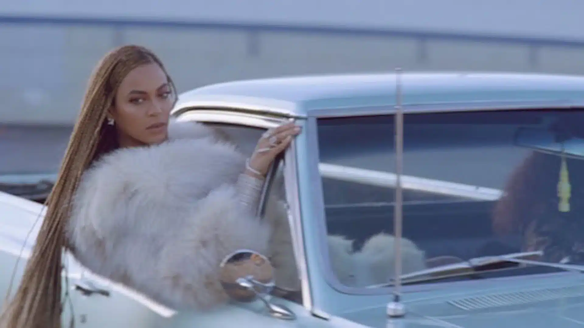 Queen B en un auto formation video