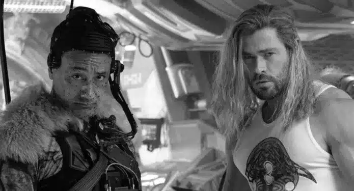 Taika Waititi y Chris Hemsworth blanco y negro