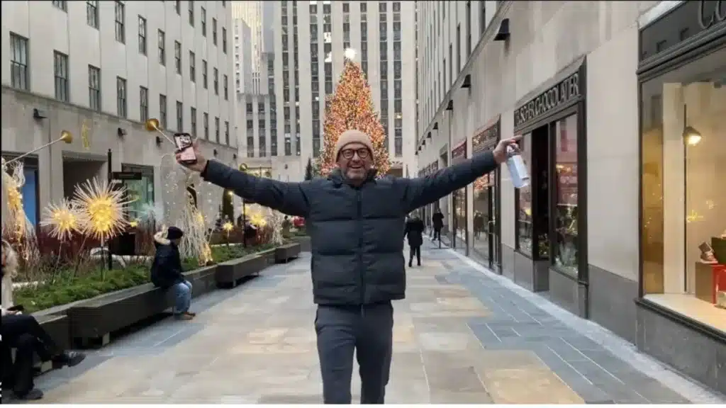 Hugh Jackman se pasa de espíritu navideño y la policía le advierte