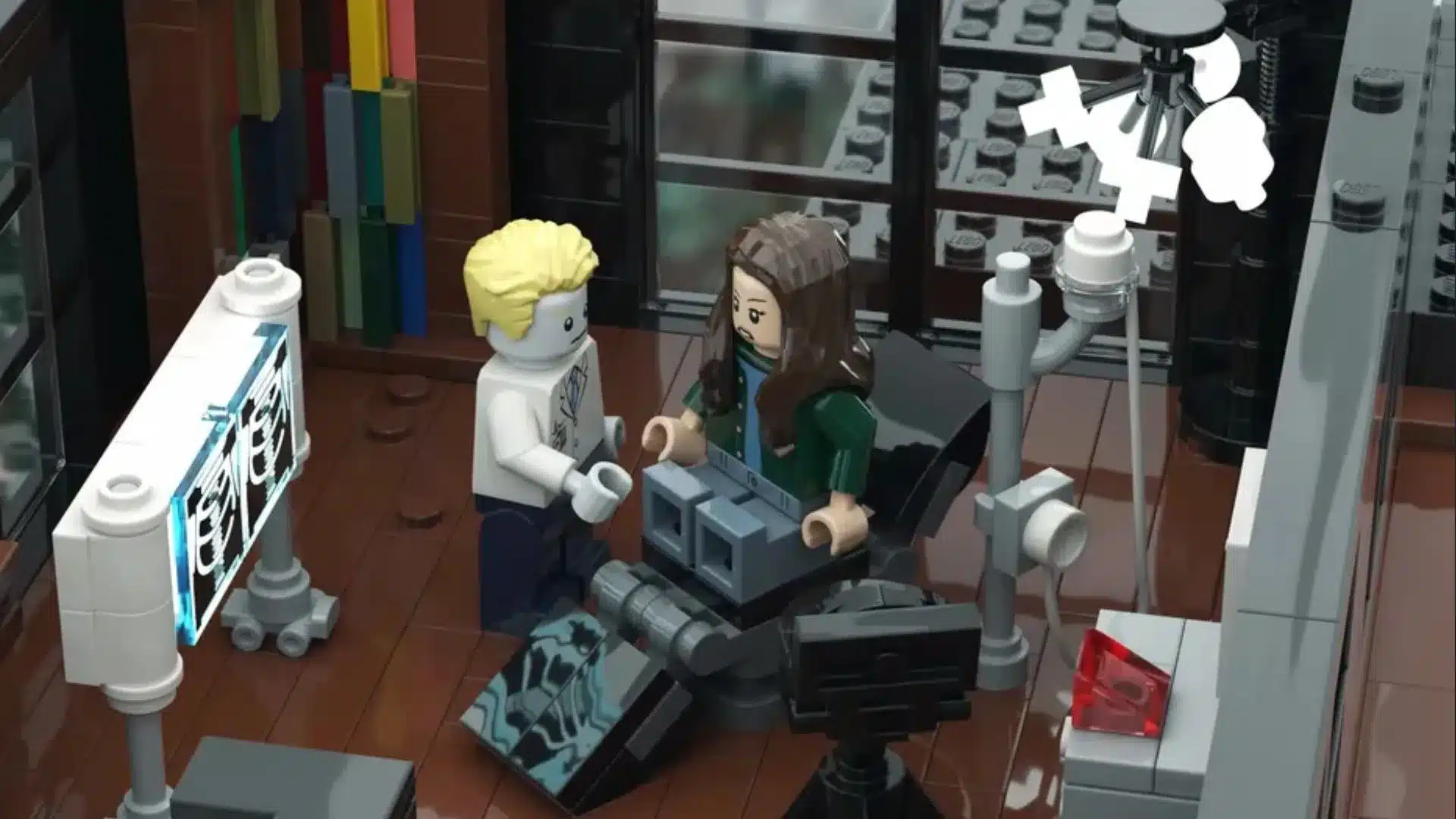 El diseño original de la Casa Cullen que se propuso para LEGO incluye minifiguras de los icónicos personajes de la saga: Edward, Bella, Jacob y Carlisle. 