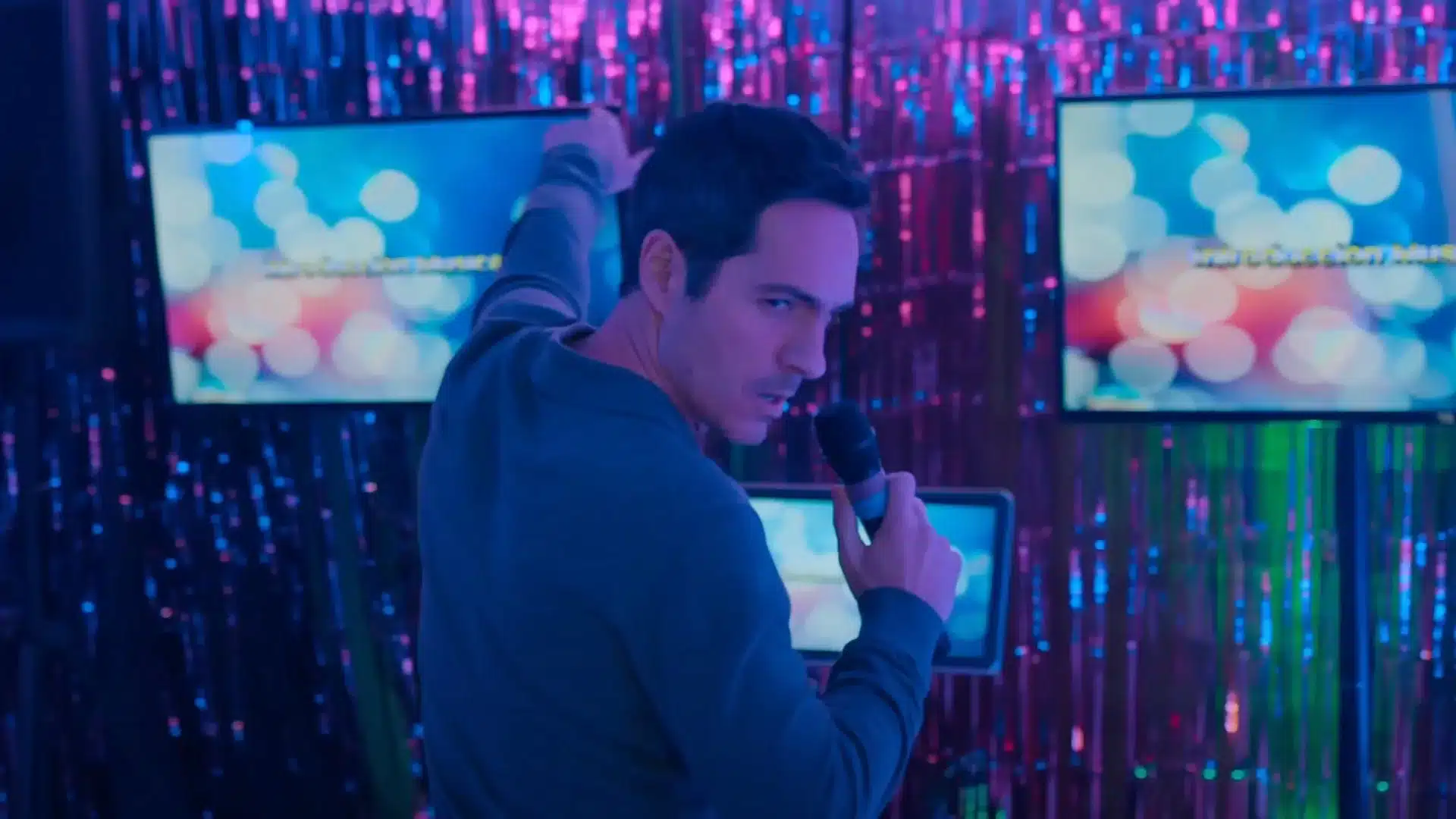 Mauricio Ochmann karaoke en Papá o Mamá película