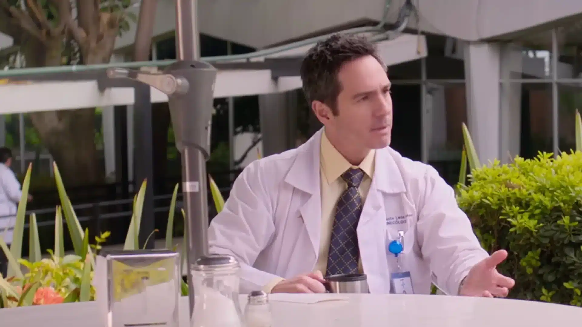 Mauricio Ochmann como doctor en Papá o Mamá película comedia mexicana