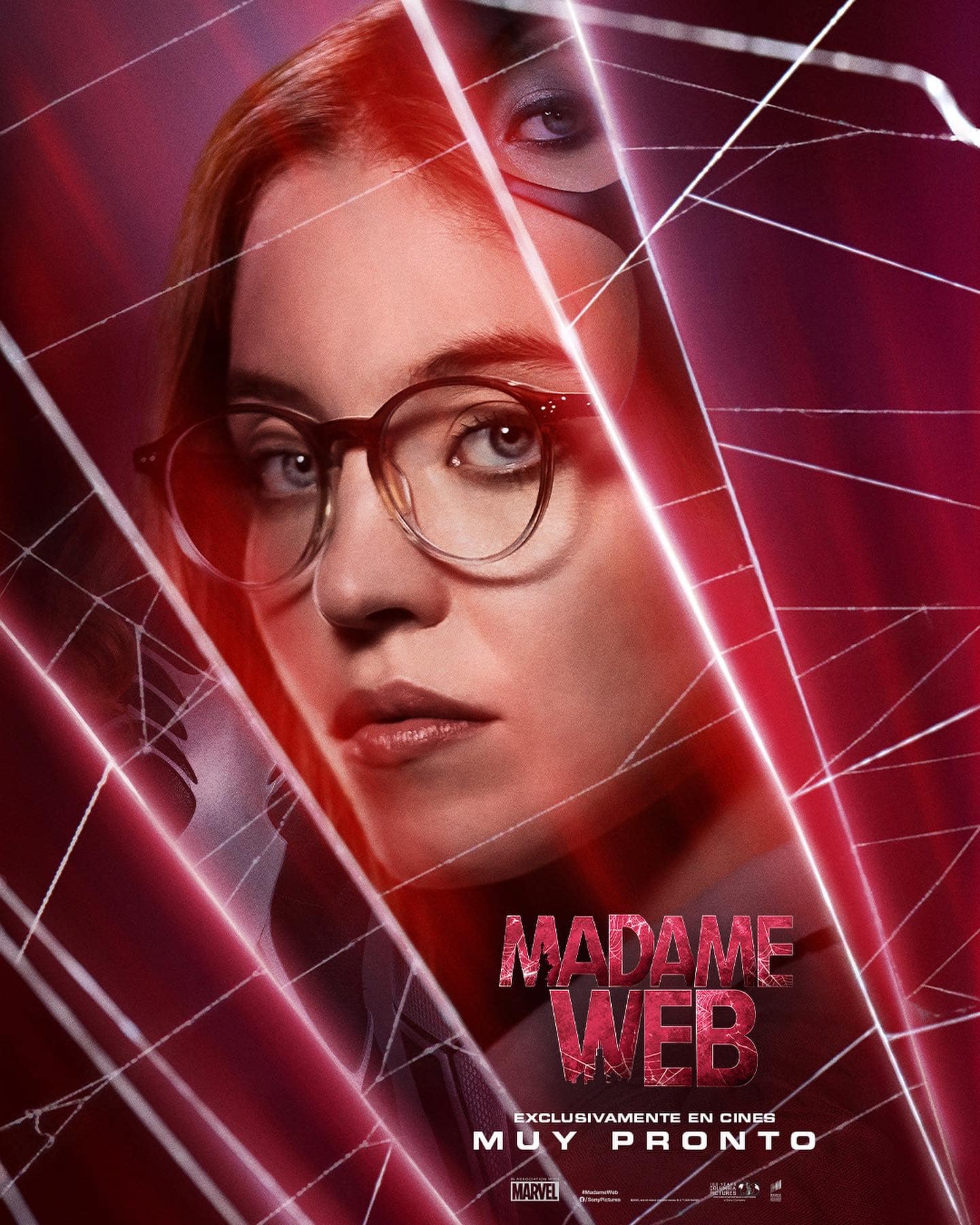 La promoción de la película Madame Web continúa,  y ahora podemos ver a las protagonistas en unos nuevos pósters con su imagen.