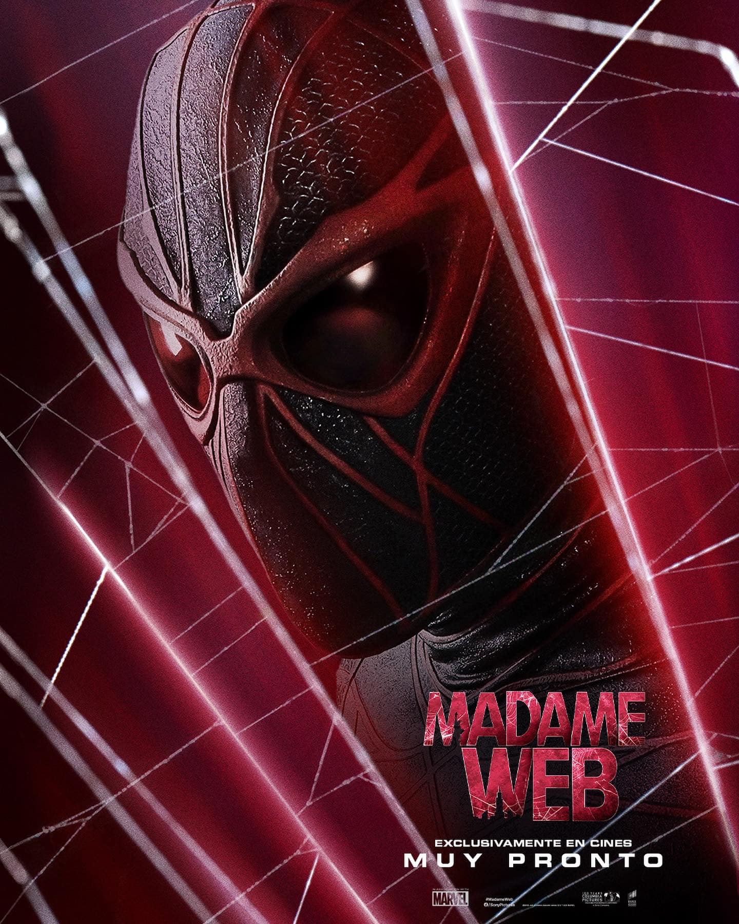 La promoción de la película Madame Web continúa, y ahora podemos ver a las protagonistas en unos nuevos pósters con su imagen.