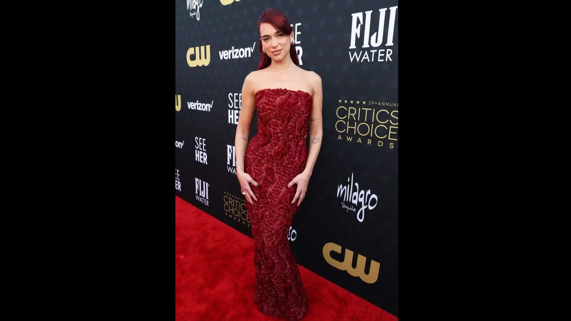 Dua Lipa en los  mejores looks de alfombra roja en los Critics Choice Awards 2024