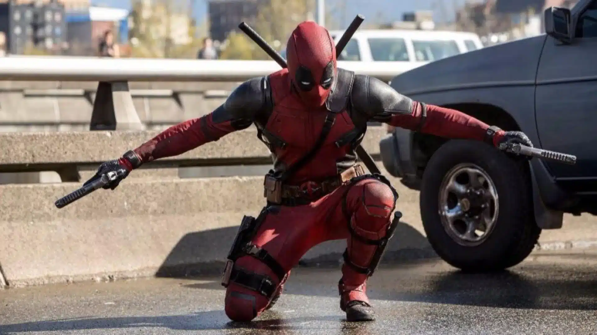 Deadpool con espadas.