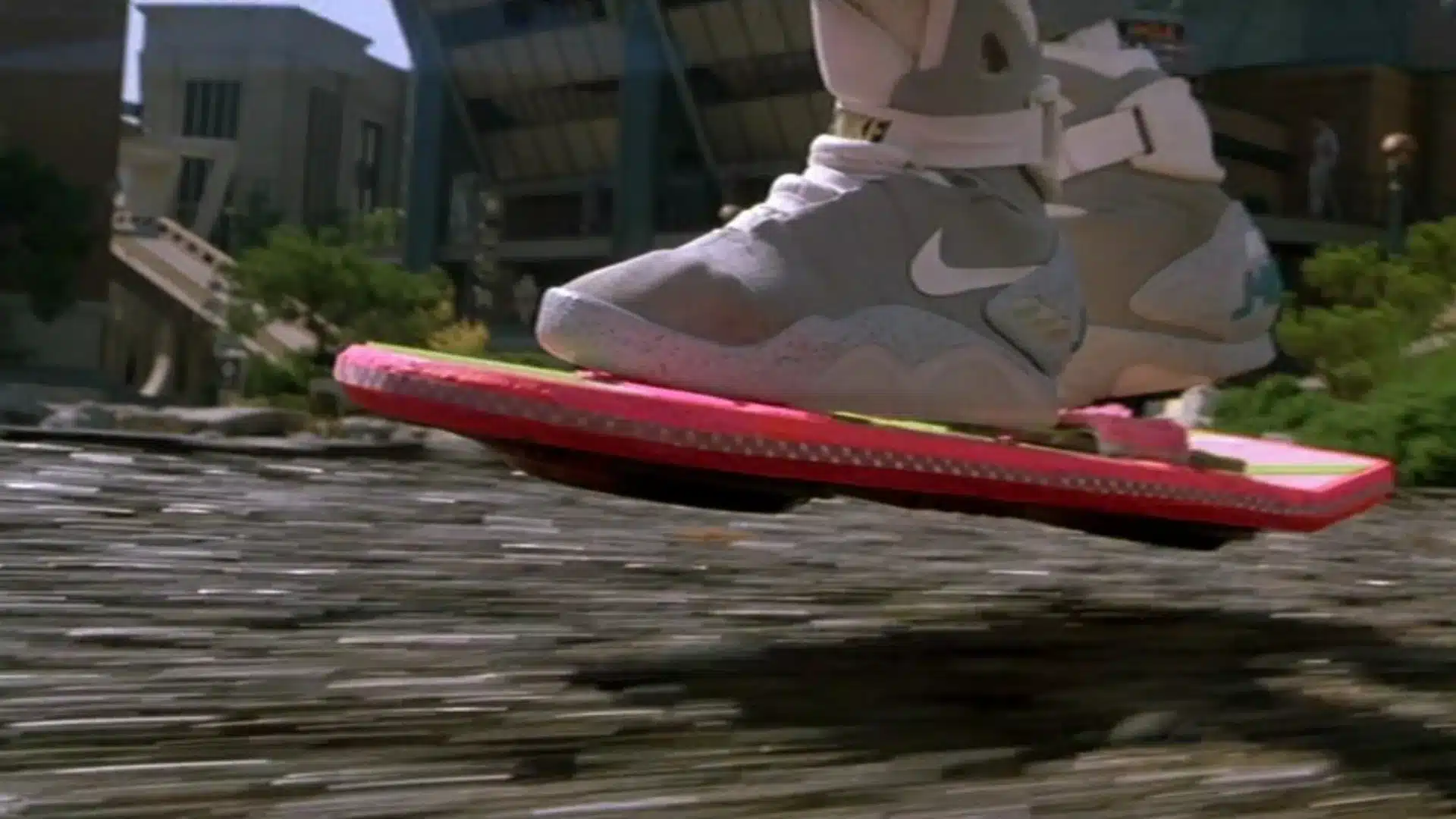 Inventos del cine, patineta voladora.