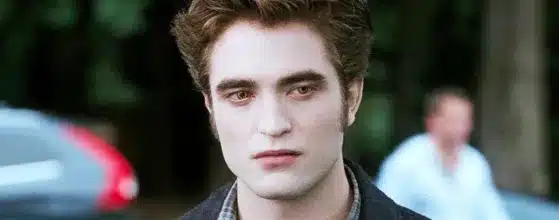 Robert Pattinson como Edward Cullen.