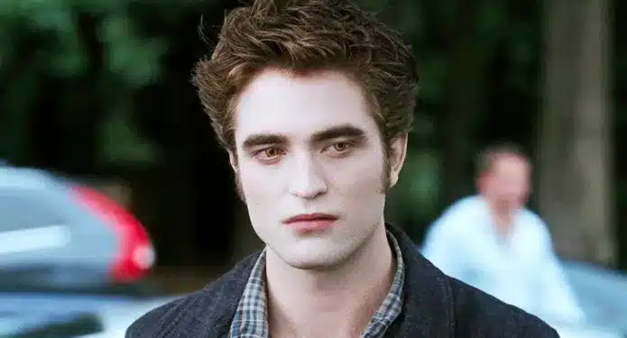 Robert Pattinson como Edward Cullen.