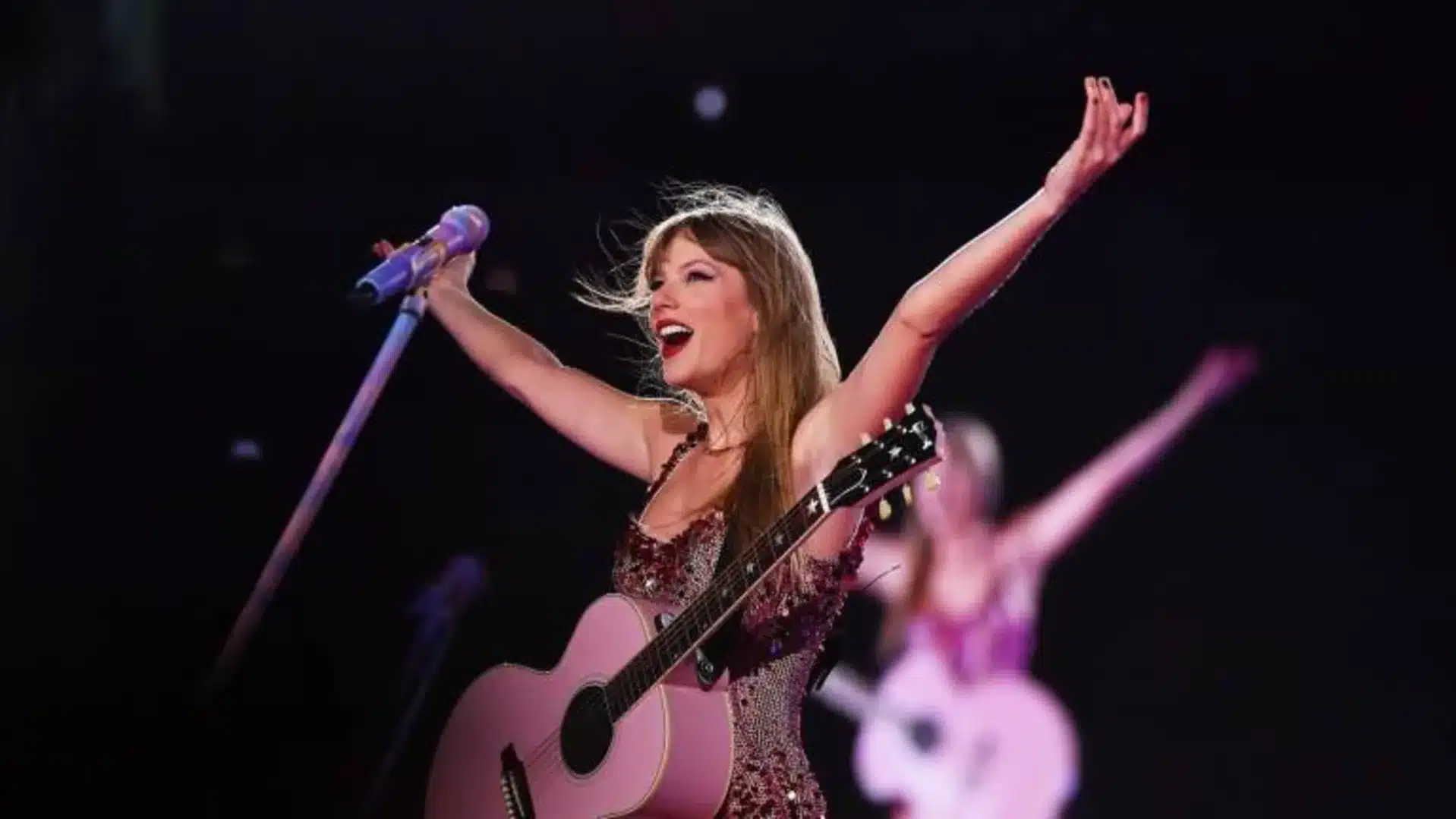 Taylor Swift detiene concierto y protege a sus fans.