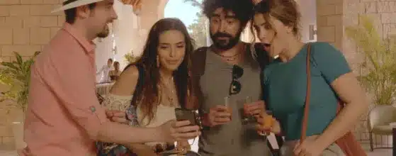 Todas menos tú, es una pelicula de romance y comedia, pero su tema central es la amistad.