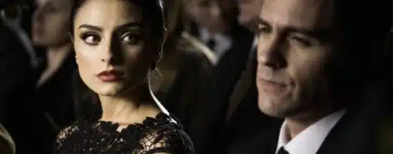 Aislinn Derbez y Mauricio Ochman en A la Mala.