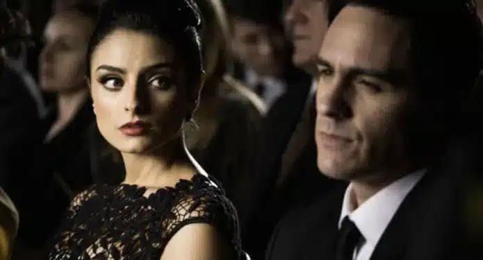 Aislinn Derbez y Mauricio Ochman en A la Mala.