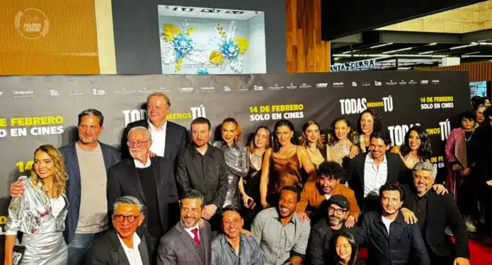 Elenco de Todas menos tú premiere y alfombra roja