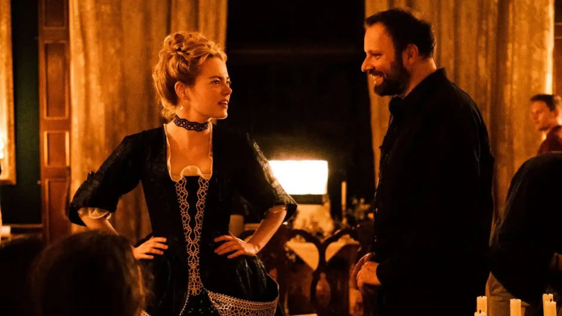 Emma Stone y Yorgos Lanthimos en La favorita.