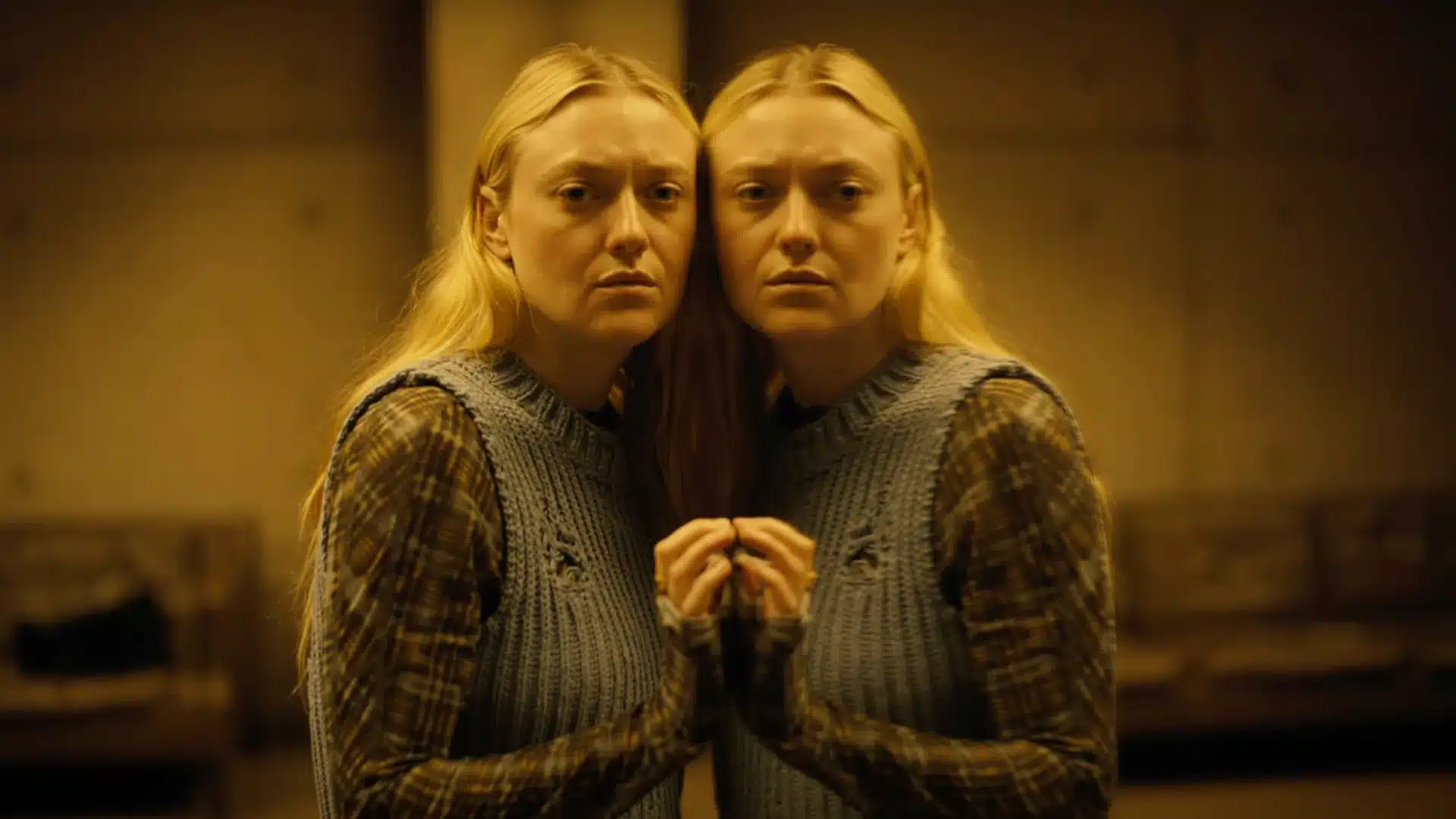 The Watchers Dakota Fanning al espejo