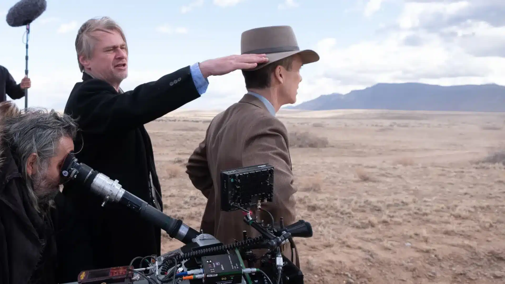 Christopher Nolan dirigiendo Oppenheimer