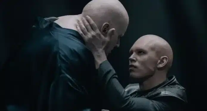 Skarsgard y Butler en Duna 2, beso.