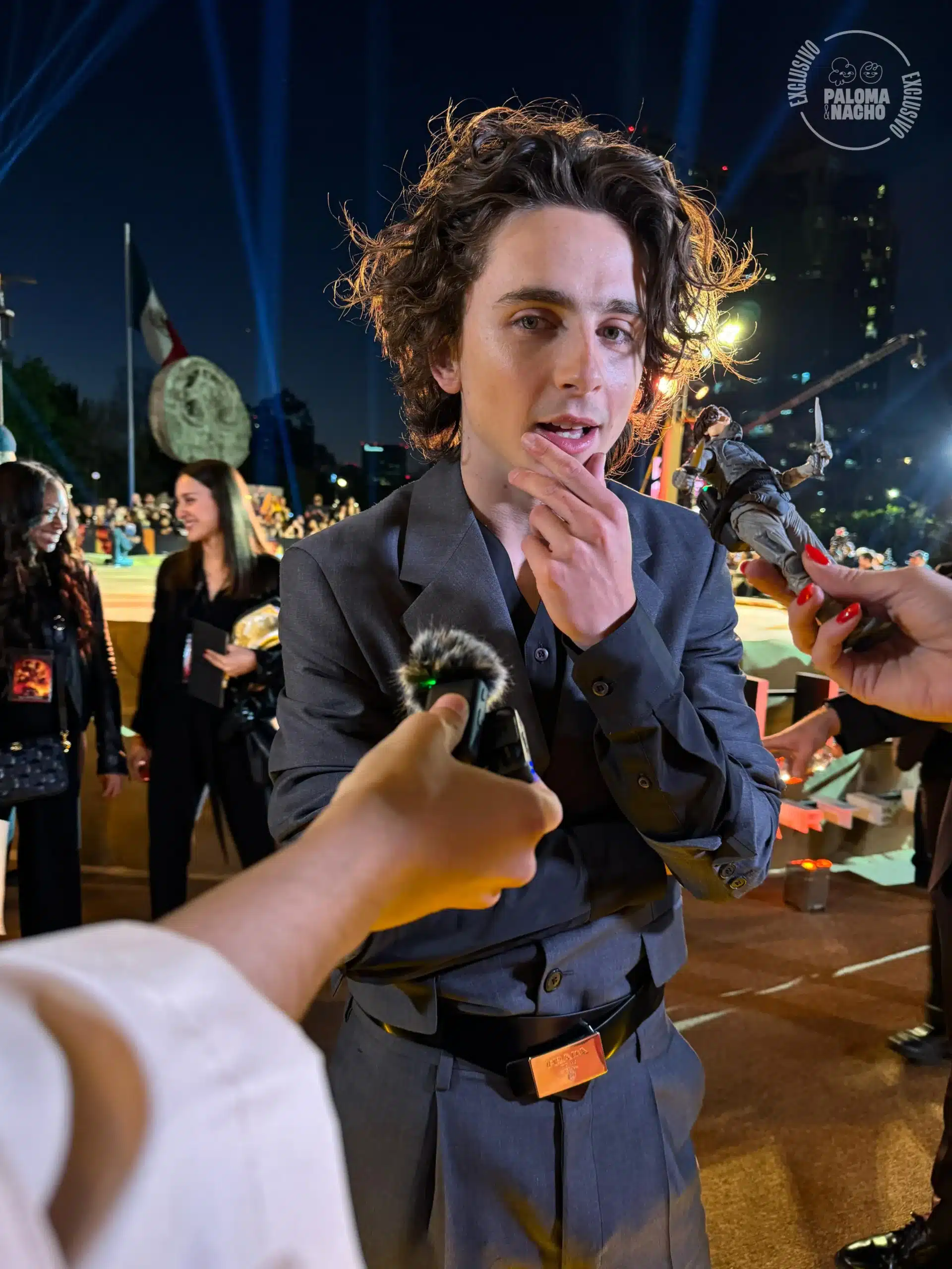 Timothée Chalamet saludando a fans en el Auditorio Nacional