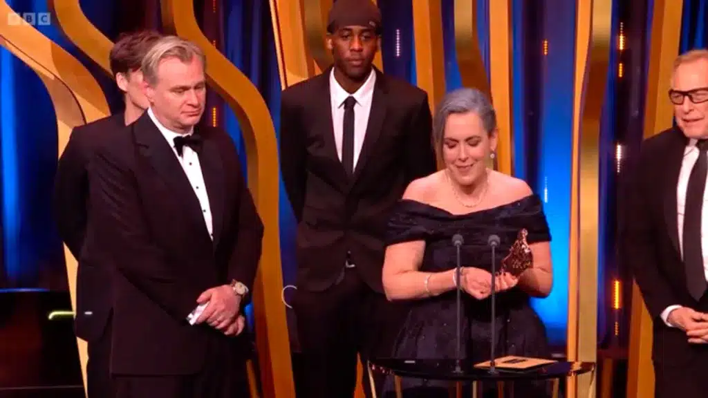 BAFTA 2024: Bromista sube al escenario durante premiación a Oppenheimer