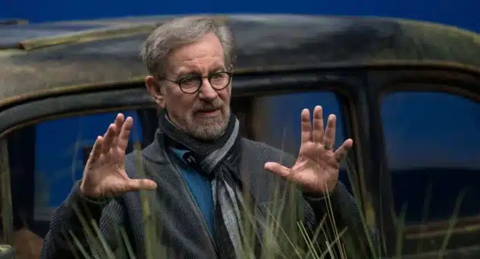 Steven Spielberg dirigiendo en un set de filmación