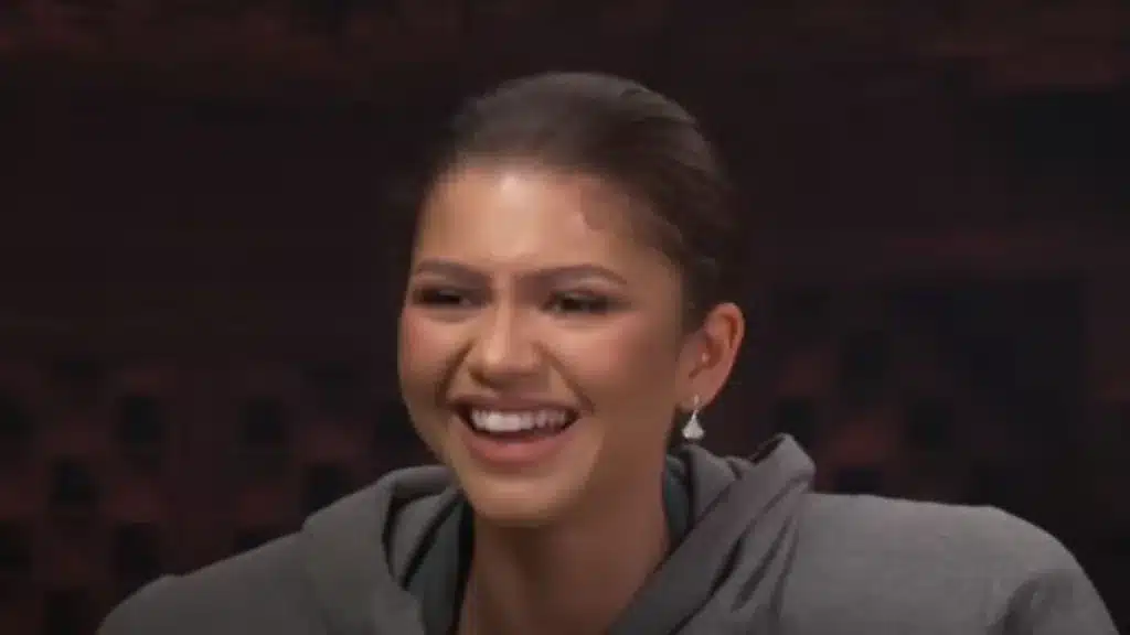 VIDEO: Zendaya se vuelve viral por enseñar a caminar en la arena