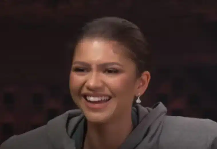 VIDEO: Zendaya se vuelve viral por enseñar a caminar en la arena