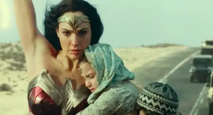 Gal Gadot salvando niños en Mujer Maravilla 1984