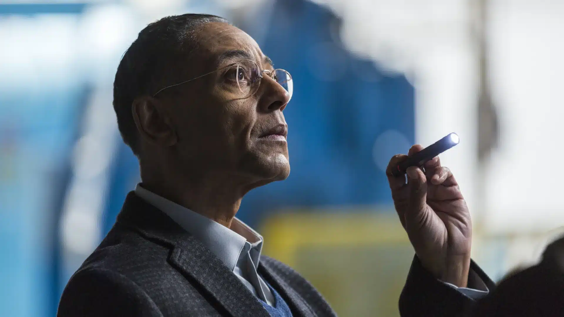 Giancarlo Esposito sentado.