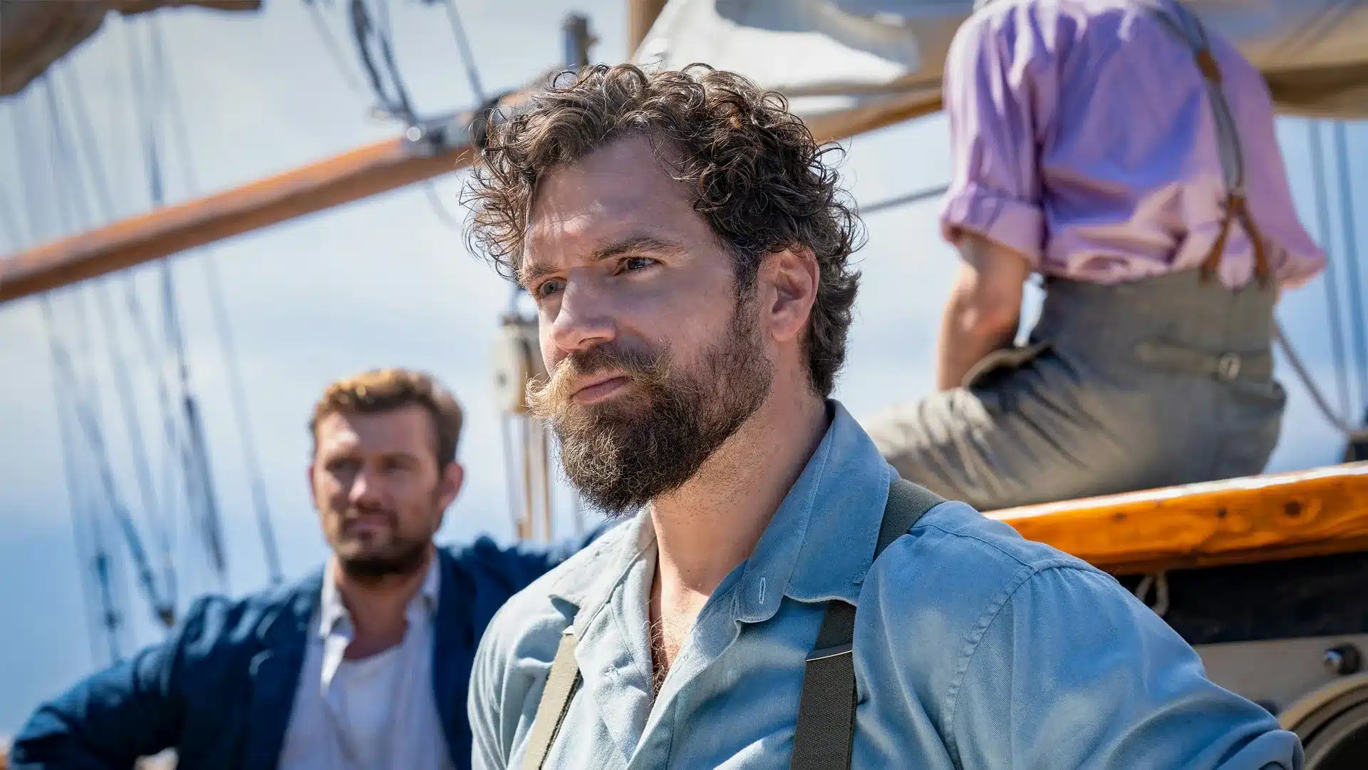 Henry Cavill y Alex Pettyfer a bordo de un barco mirando a la nada