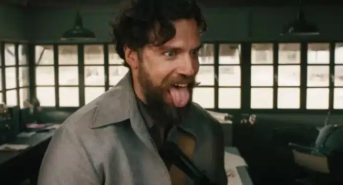 Henry Cavill sacando la lengua en su nueva película