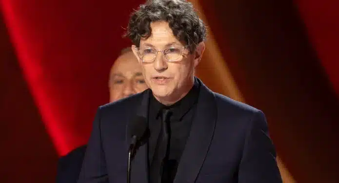 Jonathan Glazer dando discurso en los Oscar 2024