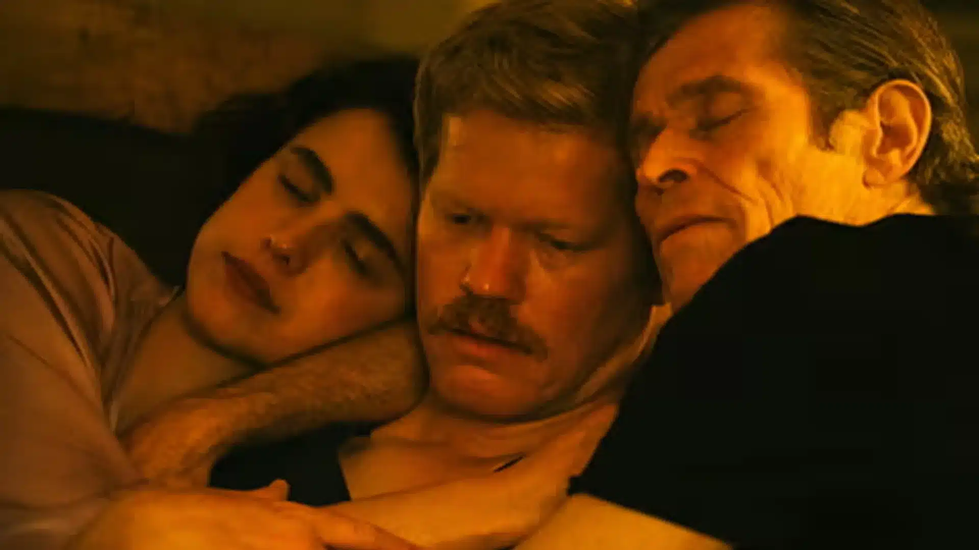 Margaret Qualley, Jesse Plemons y Willem Dafoe abrazados en Kinds of Kindness