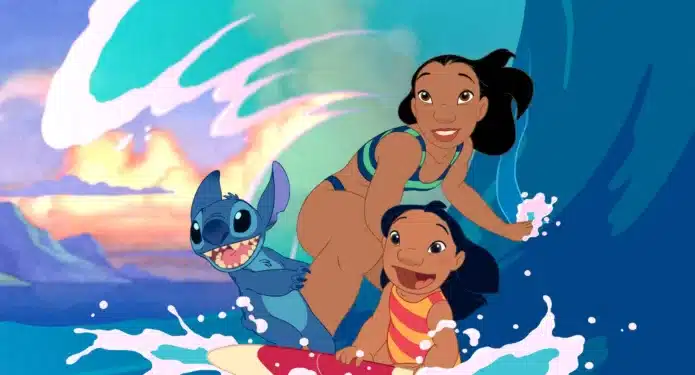 Lilo y Stitch escena surfeando en el mar