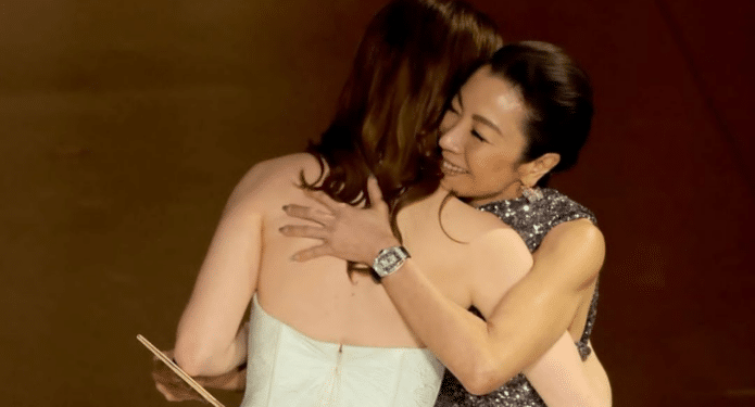 Michelle Yeoh explica por qué le entregó el Oscar de Emma Stone a Jennifer Lawrence