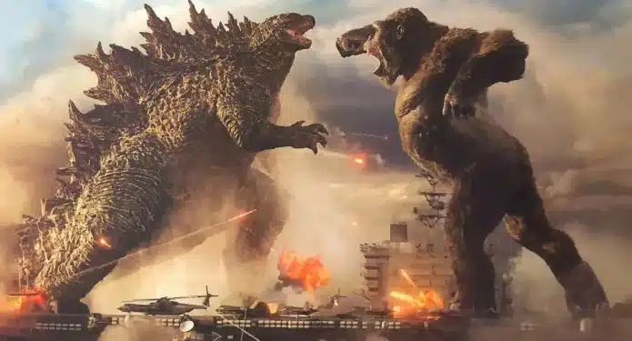 Godzilla y Kong peleando en un barco dentro del Monsterverse