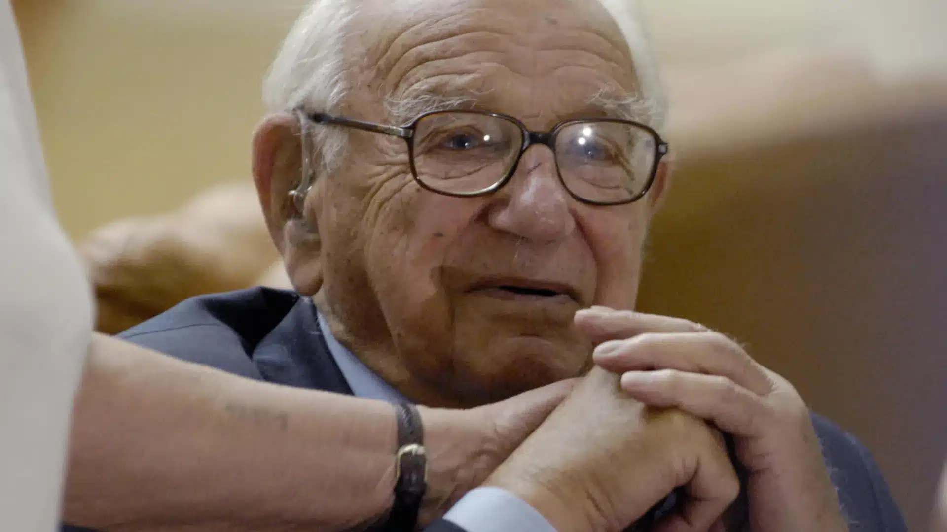 Nicholas Winton, rezando.